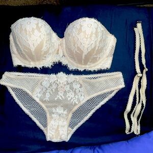 Victoria’s Secret Dream Angels Lingerie set Small/32C Ivory/Beige Mesh & Lace